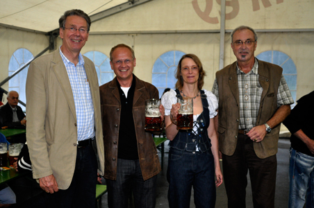 Kirchweih-Eröffnung (2010) mit Dr. Franz Ehrensperger (Neumarkter Lammsbräu), Dr. Klemens Gsell (3. Bürgermeister), Kristina Brock (stellvertr. Vorsitzende des BV), Manfred Richter (1. Vorsitzender des Bürgervereins) (v.l.n.r)